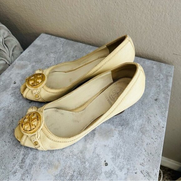 Tory Burch Off White Leather Logo Embellished Wedge Pumps Size 8 - Picture 3 of 12